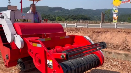 中聯收獲履帶式花生收獲機德陽演示會圓滿成功